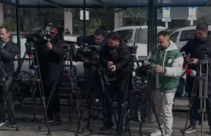 Operatorët bojkotojnë filmimet e zyrtarëve të PD, solidarizim me kolegun e plagosur