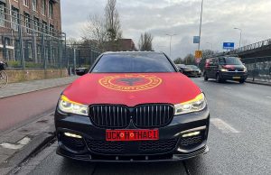 Video/ Me flamurin e UÇK-së në makinë dhe targë e personalizuar me emrin e Thaçit, shqiptari nga Shtutgarti udhëton drejt Hagës për solidaritet