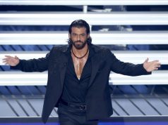 Nga këmisha e zbërthyer te papioni… Sensual, klasik dhe ceremonial: transformimi i Can Yaman në Ariston