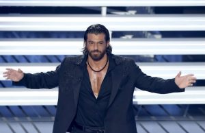 Nga këmisha e zbërthyer te papioni… Sensual, klasik dhe ceremonial: transformimi i Can Yaman në Ariston