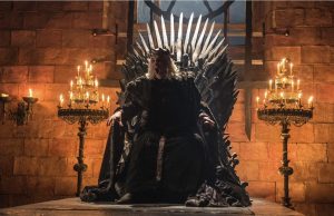Winter is Coming…“Game of Thrones: The Mad King” rikthen personazhe legjendarë, por në skenën e teatrit të Shekspirit në Stratford-upon-Avon