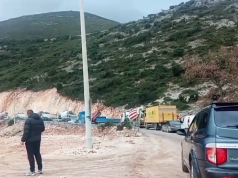 Dinamiti gjatë punimeve në Palasë paralizon përkohësisht qarkullimin drejt Himarës