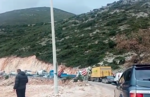 Dinamiti gjatë punimeve në Palasë paralizon përkohësisht qarkullimin drejt Himarës