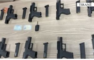 Trafik armësh nga Kosova drejt Tiranës! Kapet 27-vjeçari me 12 pistoleta Glock, do shiteshin në Fresk (Video)