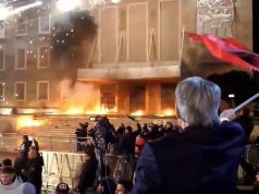 Video/ Rituali i molotovit mbyll protestën pas përfundimit të fjalës së Berishës