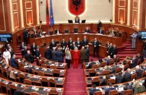 Opozita bllokon foltoren për mandatin e Ballukut, Balla kërkon mbrojtje për policët dhe deklaratë urgjente për UÇK-në