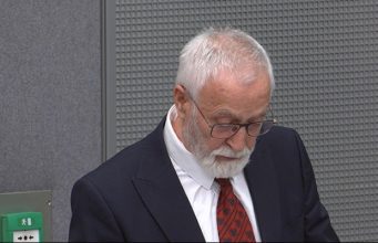 Me kollare me shqiponjë, Krasniqi para trupit gjykues: Nuk jam kriminel, por njeri që luftoi për liri (Video)