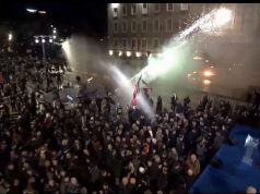 Molotovë dhe fishekzjarrë drejt Kryeministrisë, Berisha vë maskën kundragaz pasi i ndërprenë fjalimin