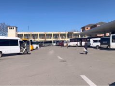 “Nga 700 në 1000 lekë për një biletë!” Revolta pas shembjes në Librazhd: “Rama e sheh urën me helikopter, ne paguajmë”