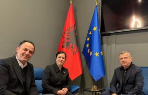 Balla vlerëson investimin e çiftit shqiptar të cilët kanë ngritur një fermë blegtorale në Përmet