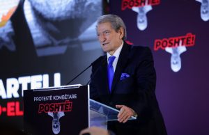 Berisha nga protesta, thirrje Hagës: Shpallini të pafajshëm udhëheqësit e Kosovës