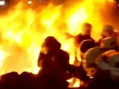 Molotov para Parlamentit, policët përfshihen nga flakët