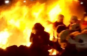 Molotov para Parlamentit, policët përfshihen nga flakët