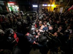 Berisha kursen kryeministrinë nga molotovët/ Protestuesit, marshim nëpër Tiranë. Përplasen me policinë afër Drejtorisë së Policisë