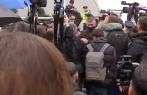 Protestë kundër rritjes së çmimit të energjisë, qytetarët ndalohen pranë Qeverisë së Kosovës