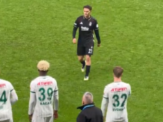 Asllani fiton zemrat e tifozëve në debutim me karton të kuq