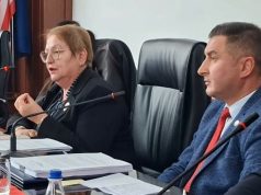 Ministrja e Arsimit në RMV përplaset me gazetarët në Tetovë për gjuhën shqipe