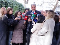 “Mashtrues, i del emri aty ku nuk duhet t’i dalë” – Berisha akuza Prokurorit të Përgjithshëm për fshehjen e dëbimeve të Irena Gjokës