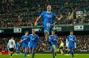 Madrilenët mposhtin 2-0 Valencian dhe mbeten vetëm një pikë pas katalanasve në garën për titull.