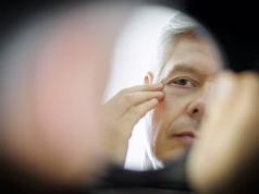 Studimi: Burrat mbi 50 vjeç mund të plaken më shpejt për shkak të “kimikateve të përjetshme”