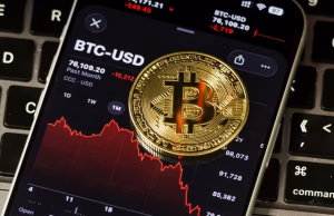 Çfarë po ndodh me arin digjital? Bitcoin duhej të përfitonte nga pasiguritë globale por kriptovaluta po pëson rënie dramatike