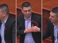 “Ma ka dhënë Rama, kur të ma jepni ju do ta mbaj”/ Mickoski i dhuron flamurin deputetit shqiptar në Kuvend