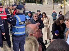 “Po na nxirrni nga shtëpitë!” Protestë në Durrës për shpronësimet, banorët tentojnë të bllokojnë mbledhjen e Këshillit Bashkiak