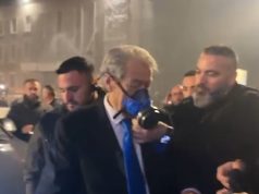 Berisha: Tirana në duart e kryengritësve paqësorë. Protestuesen e kanë gjuajtur me plumb gome! Flet demokratja: Më qëlluan nga tarraca