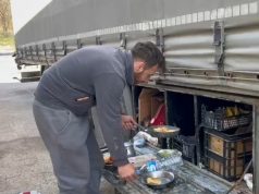 DRAMË NË QAFË THANË! Shoferët turq të bllokuar prej 4 ditësh: “Kemi mbetur pa bukë e ujë”, gatuajnë në rrugë me bombol gazi