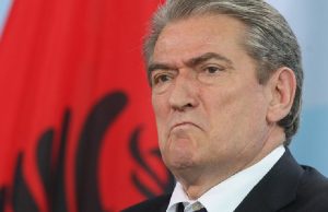 “Mos u ndalni kurrë” – Berisha mesazh protestuesve dhe kërkesë për qeveri teknike