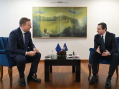 Kurti pranon kërkesën e BE: Leje qëndrimi për serbët pa dokumente në Kosovë