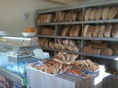 Bukë me çmim rekord në Korçë, shkon deri në 150 lekë pas shembjes së rrugës Librazhd-Prrenjas