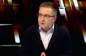 KUR EKRANI SHPËRBLEN INJORANCËN DHE SHOQËRIA E PRANON ATË SI SPEKTAKËL