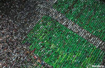 Mijëra besimtarë falin Bajramin në Tiranë, mesazhe për paqe dhe fundin e luftërave