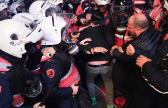 Tensionet në protestën e opozitës, 15 të arrestuar dhe 9 në hetim