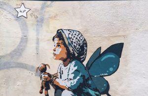 Në Sanremo shfaqet murali me vajzën palestineze me “krahë fluture”, frymëzuar nga kënga e Ermal Metës