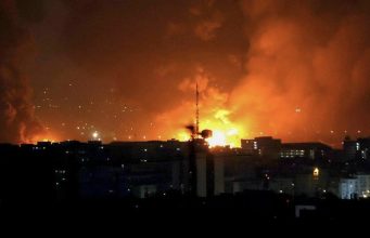 Shpërthime të fuqishme në aeroportin e Teheranit, presidenti iranian u kërkon falje vendeve fqinje