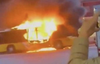 Autobusi merr flakë në Zvicër/ Dëshmitarët: “Një burrë i vuri zjarrin vetes brenda mjetit”. 6 viktima