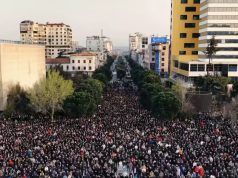 Mijëra besimtarë falin Bajramin në Tiranë, mesazhe për paqe dhe fundin e luftërave