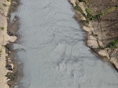 Pamje/ Lana ngjyroset në Tiranë. Ngjyra gri në disa segmente të lumit, alarm për shkarkim ndotës