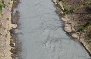 Pamje/ Lana ngjyroset në Tiranë. Ngjyra gri në disa segmente të lumit, alarm për shkarkim ndotës