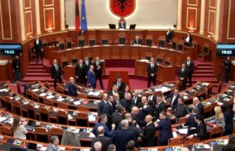 Video/ Burrat e PD i “mbrojnë nderin” koleges, Balla sqaron se numri 0900 është për të marrë informacione ne BE: E turpshme prishja e seances për një numër telefoni informacioni