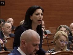 Degjeneron seanca/ Gazment Bardhi ofendon të gjitha gratë e PS, i quan “k…” Kushi: na kërko falje!