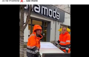 Skandal në Prishtinë/ Ekspozita për masakrat e luftës me të dhëna të pasakta, reagime të forta dhe urdhër për heqjen e saj