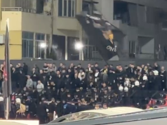 Kaos në Vlorë gjatë Flamurtari–Elbasani, tifozët përplasen dhe portieri dërgohet në spital