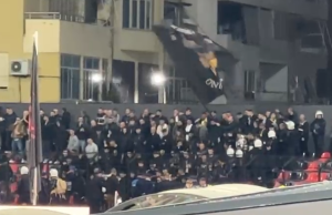 Kaos në Vlorë gjatë Flamurtari–Elbasani, tifozët përplasen dhe portieri dërgohet në spital