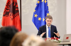 Dita e parë si ministër, Ferit Hoxha mbledh shtabin për krizën në Lindjen e Mesme