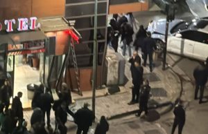 Makina del nga rruga dhe futet brenda hotelit në Laprakë