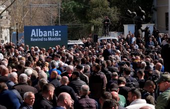 PD ikën “me bisht ndër shalë”? Mbyllet seanca dhe shpërndahen protestuesit. Më 22 mars protesta e radhës