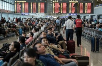 Kaos total në aeroportin e Stambollit/ Mijëra udhëtarë të bllokuar, shqiptarë në pritje prej orësh pa informacion